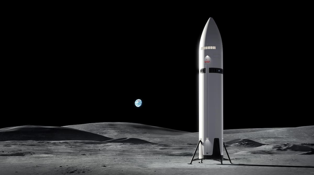 Este concepto artístico muestra el Sistema de Aterrizaje Humano (HLS en inglés) de la Starship de SpaceX en la Luna. La NASA colabora con SpaceX en el desarrollo del Starship HLS para transportar astronautas desde la órbita lunar hasta la superficie lunar y viceversa para Artemis III y Artemis IV, como parte de la campaña Artemis de la agencia. Con una altura aproximada de 50 m (165 pies), el Starship HLS tendrá aproximadamente la misma altura que un edificio de 15 pisos. Un ascensor a bordo del Starship HLS se utilizará para transportar a la tripulación y la carga entre el módulo de aterrizaje y la superficie lunar.
Foto: Cortesía de Spacex.
