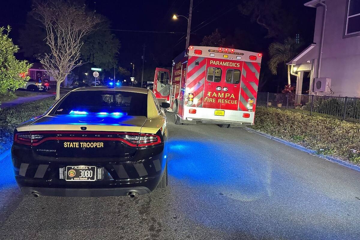 Video: Tras dos días bebiendo, hombre roba ambulancia y termina su cerveza frente a la policía