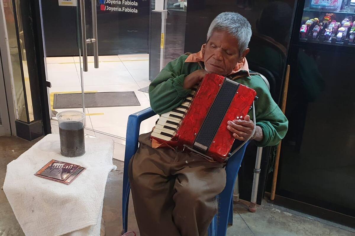 Por 30 años, su acordeón le ha dado de comer… hoy su situación se complica