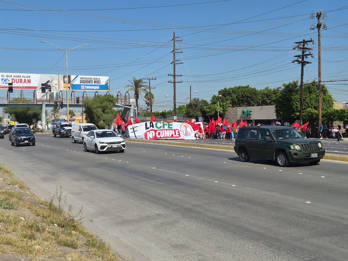 Tras la manifestación, se instaló una mesa de trabajo con la CFE y se acordó avanzar en los proyectos de electrificación para La Jolla 2 y Antorcha Magisterial. Foto: Michelle Castillo