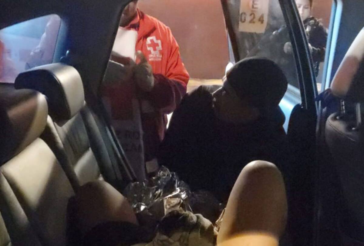 Un oficial de bomberos con experiencia en atención médica ayudó a la mujer a dar a luz.