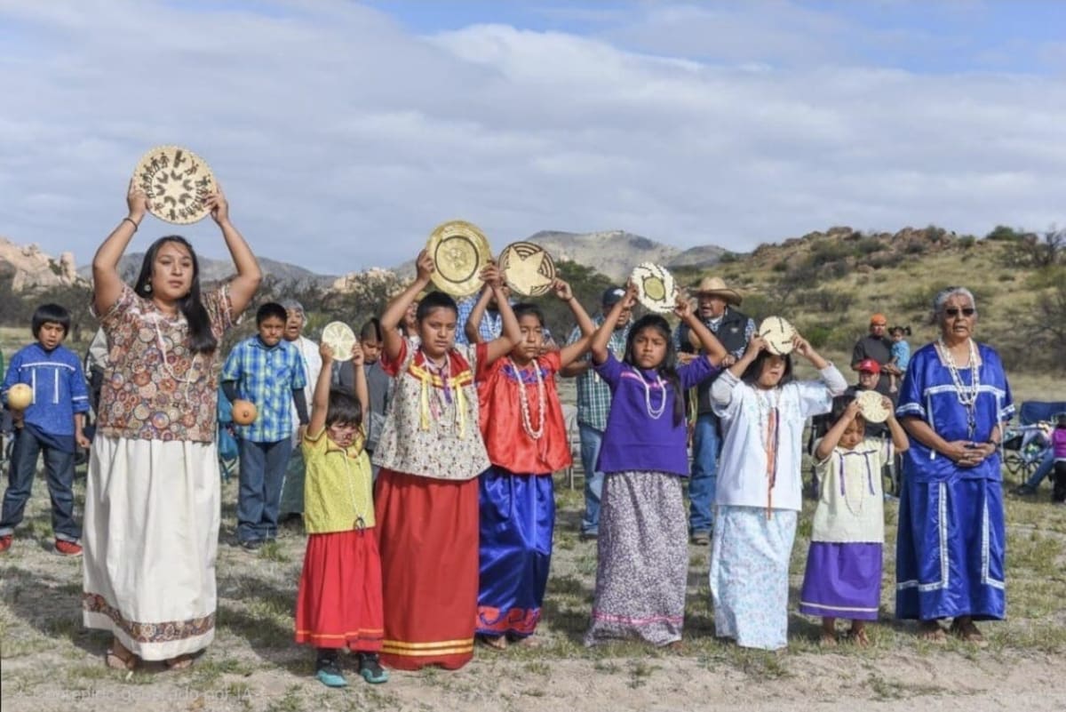 La Nación Tohono O’odham mantiene vínculos familiares, culturales y ceremoniales en su territorio ancestral, dividido por la frontera entre Sonora y Arizona. FOTO: BANCO DIGITAL GH