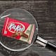 Si compras un KitKat, podría provenir del lote de 12 toneladas robado en Europa, lo que puedes verificar con herramienta de Nestlé y pide no comprarlos, o recuperarlos por cuenta propia
