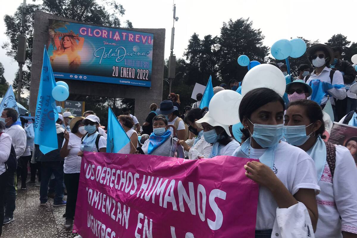 "Podemos ver su cabecita": Personas en contra del aborto hacen ultrasonido a niña embarazada en manifestación