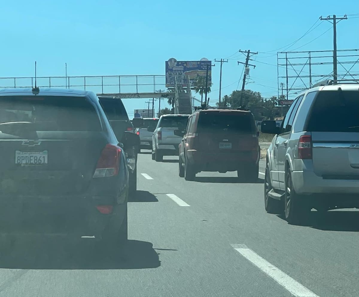 El tránsito vehicular se mantiene lento este sábado sobre la autopista escénica a la altura de la colonia Magisterial, debido a trabajos de bacheo en la zona. Foto: Carmen Gutierrez