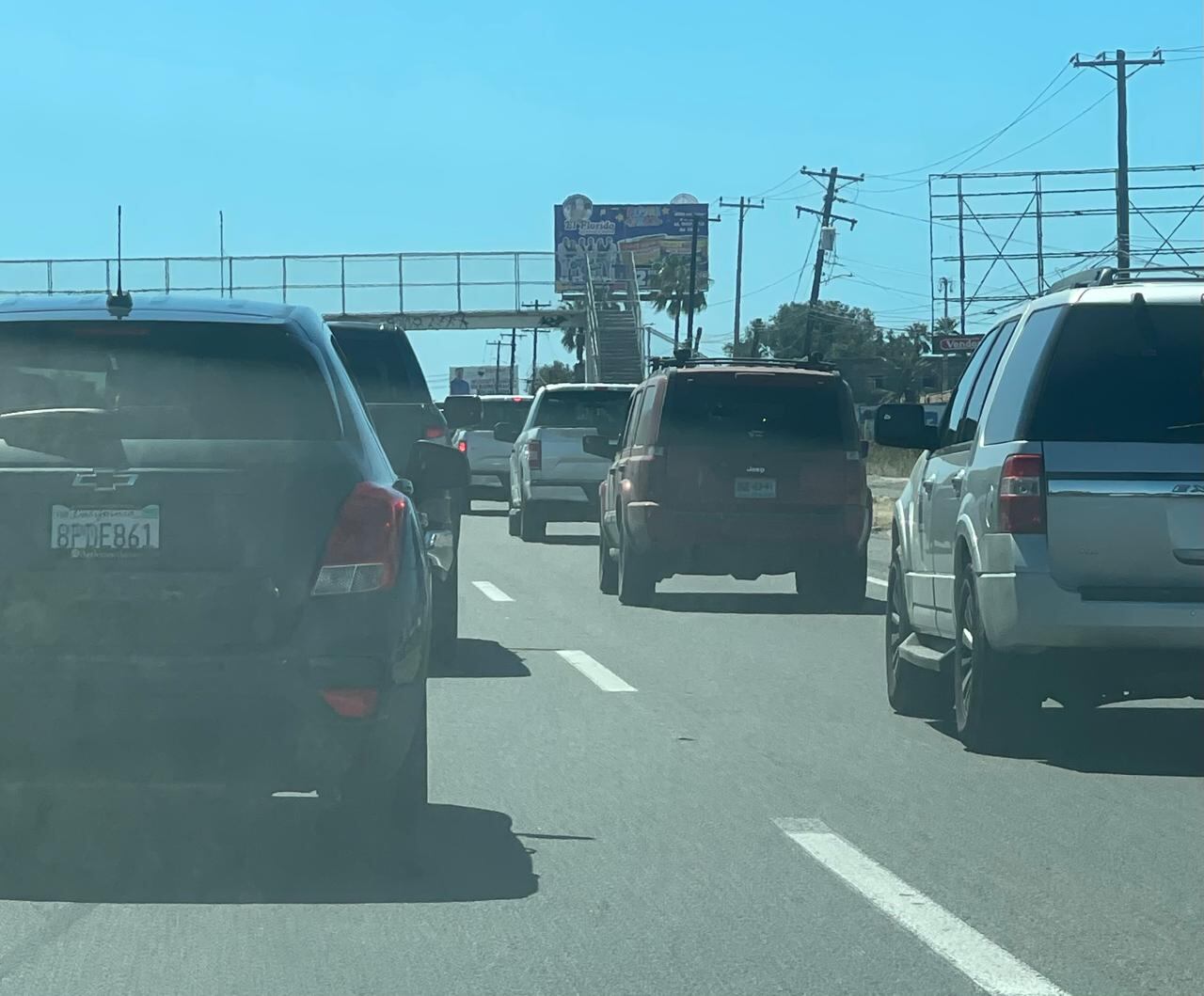 El tránsito vehicular se mantiene lento este sábado sobre la autopista escénica a la altura de la colonia Magisterial, debido a trabajos de bacheo en la zona. Foto: Carmen Gutierrez
