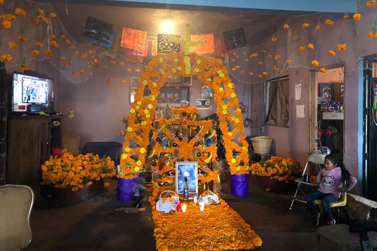 Comunidad purépecha de Rosarito mantiene vivas sus tradiciones por el Día de Muertos