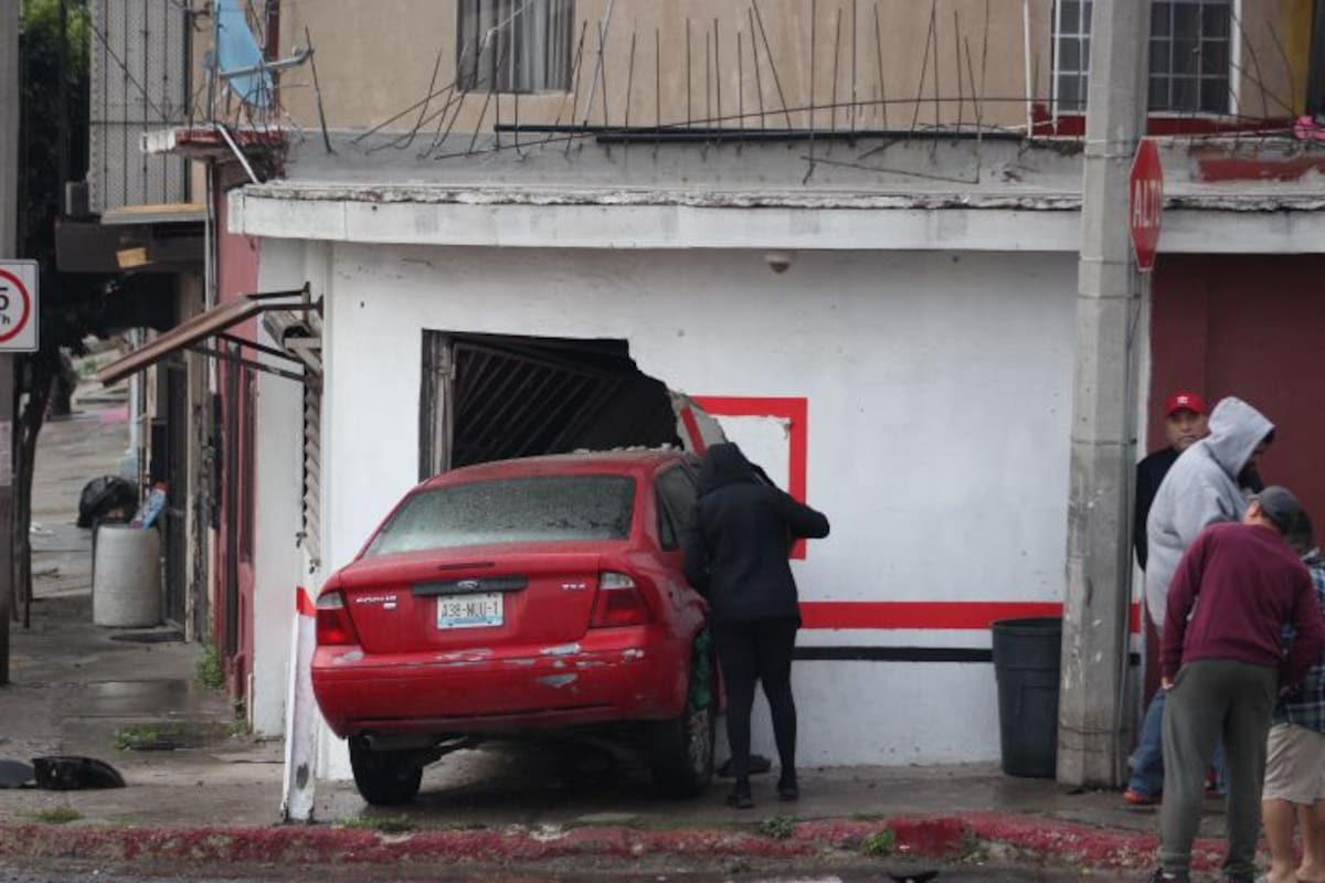 Mujer pierde el control de su vehículo y se impacta contra local en el Mariano