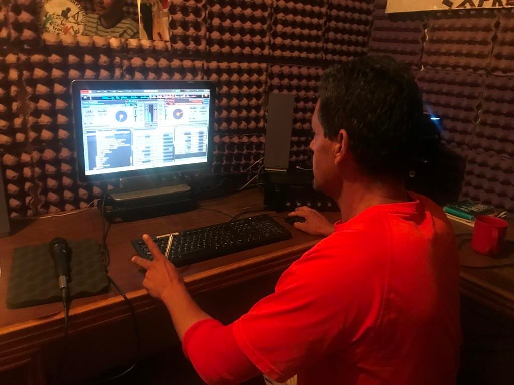 En la Radio La Triple E los reclusos tienen la oportunidad de explorar una importante área de la comunicación.