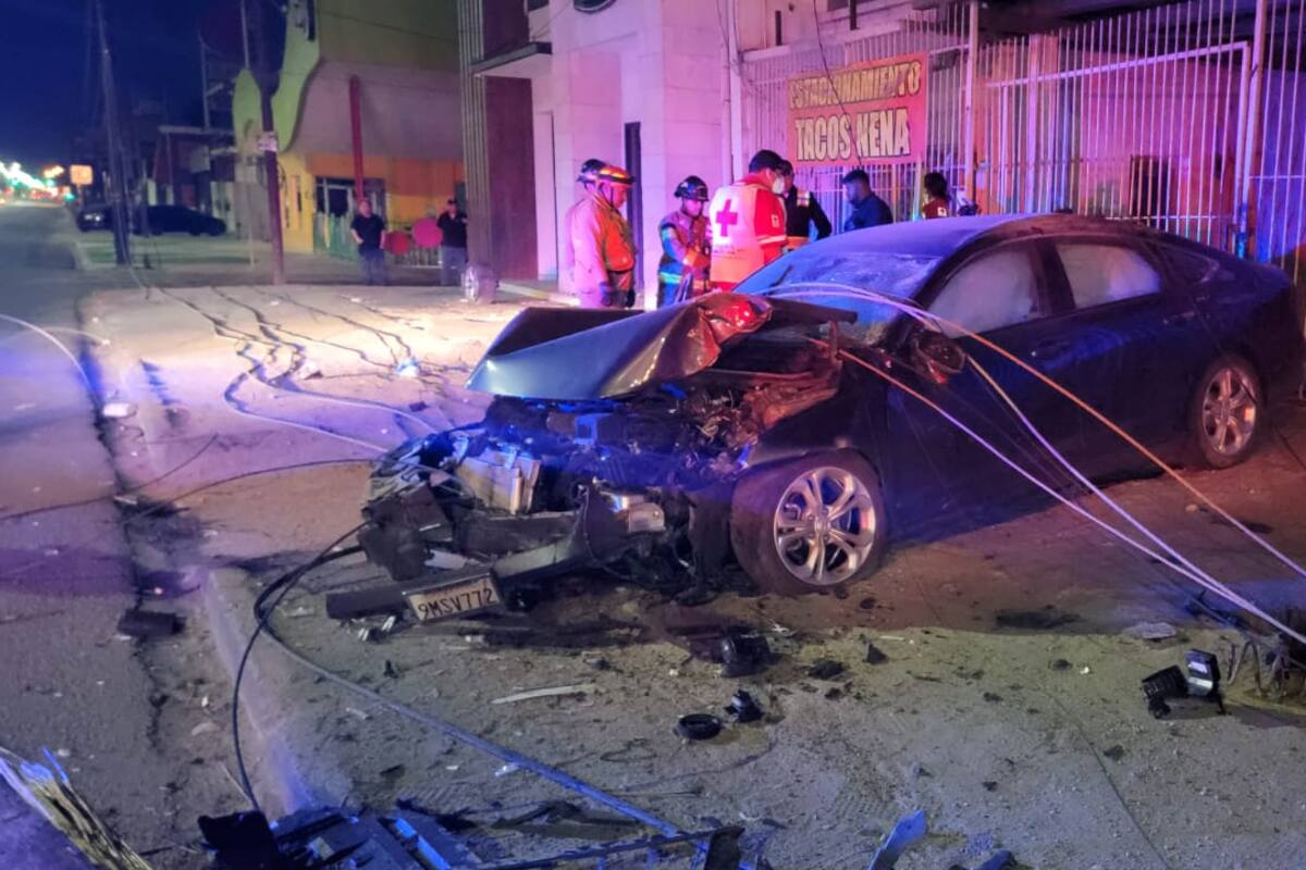 Choca poste de la CFE y deja sin luz a la zona; 1 lesionado