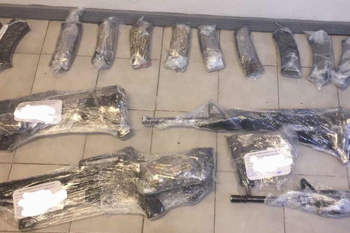 En Magdalena de Kino localizan cargamento de armas y cartuchos en automóvil robado