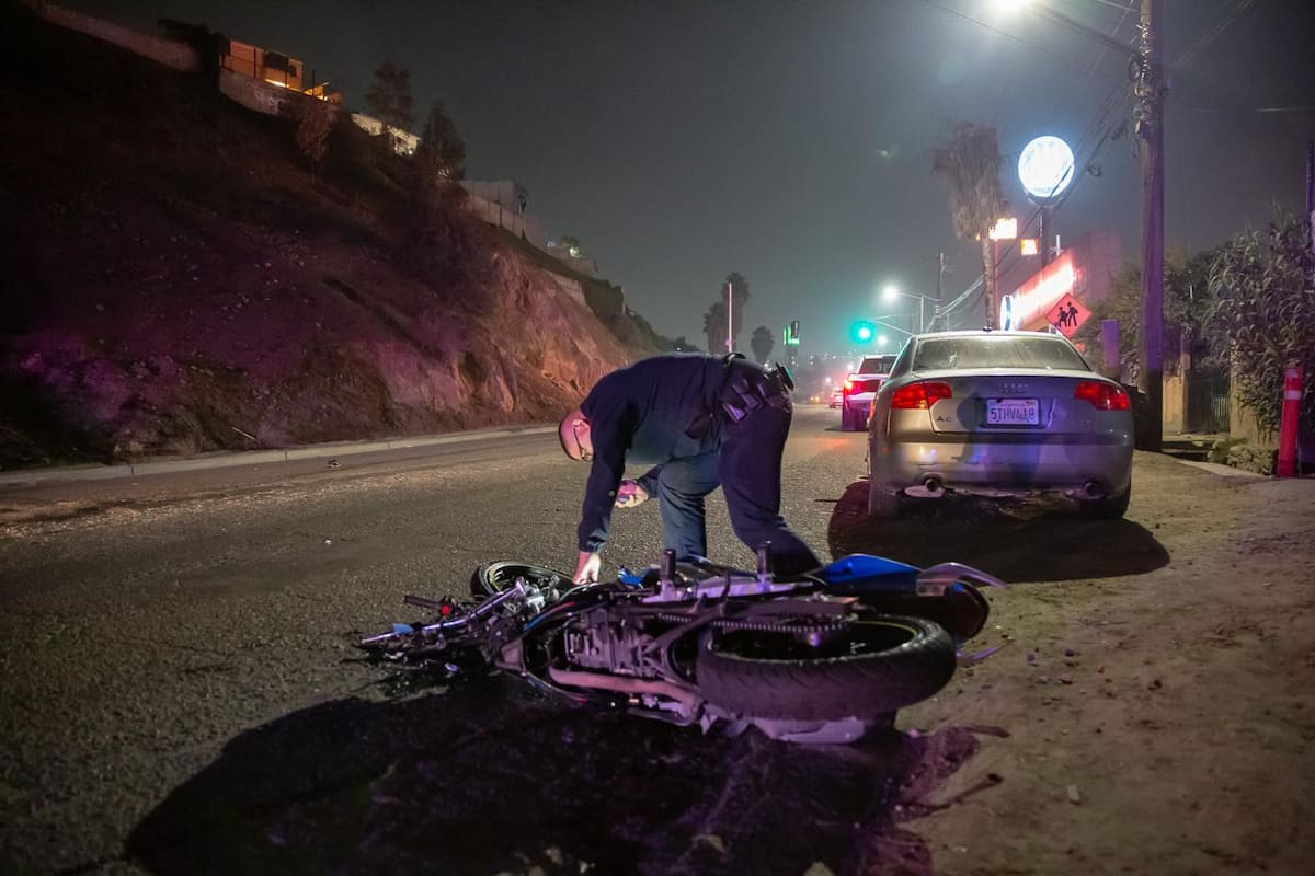 Muere motociclista tras choque en colonia Emperadores