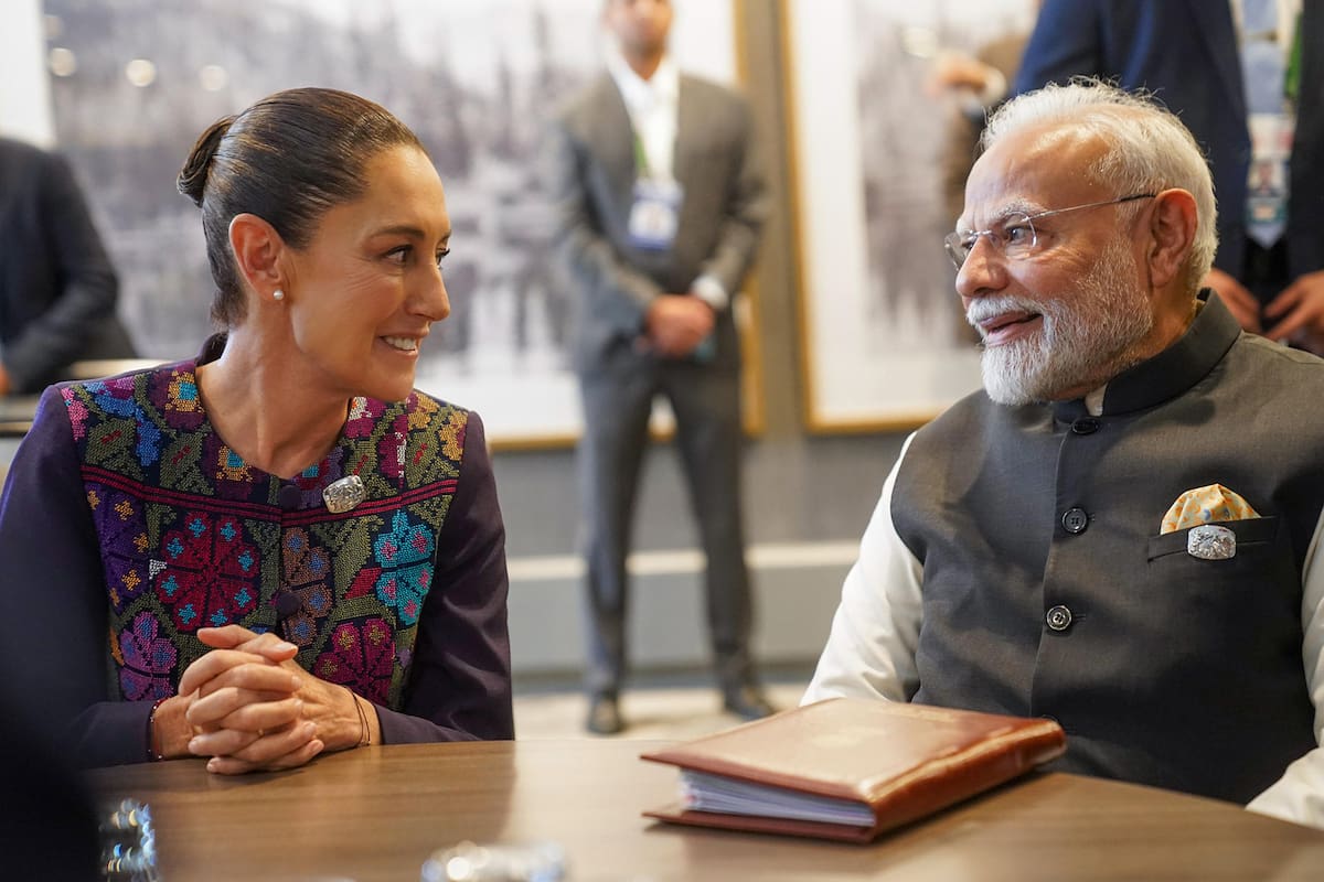 Fotografía cedida por la presidencia de México, de la mandataria mexicana, Claudia Sheinbaum (i), durante una reunión con el primer ministro de la India, Narendra Modi (d), en el marco de la Cumbre de Líderes del G7 en Kananaskis (Canadá). Sheinbaum se reunió con Modi, en una cita en la que conversaron sobre las vías para profundizar la cooperación entre ambos países y prioridades del Sur Global. | Crédito: EFE/ Presidencia de México