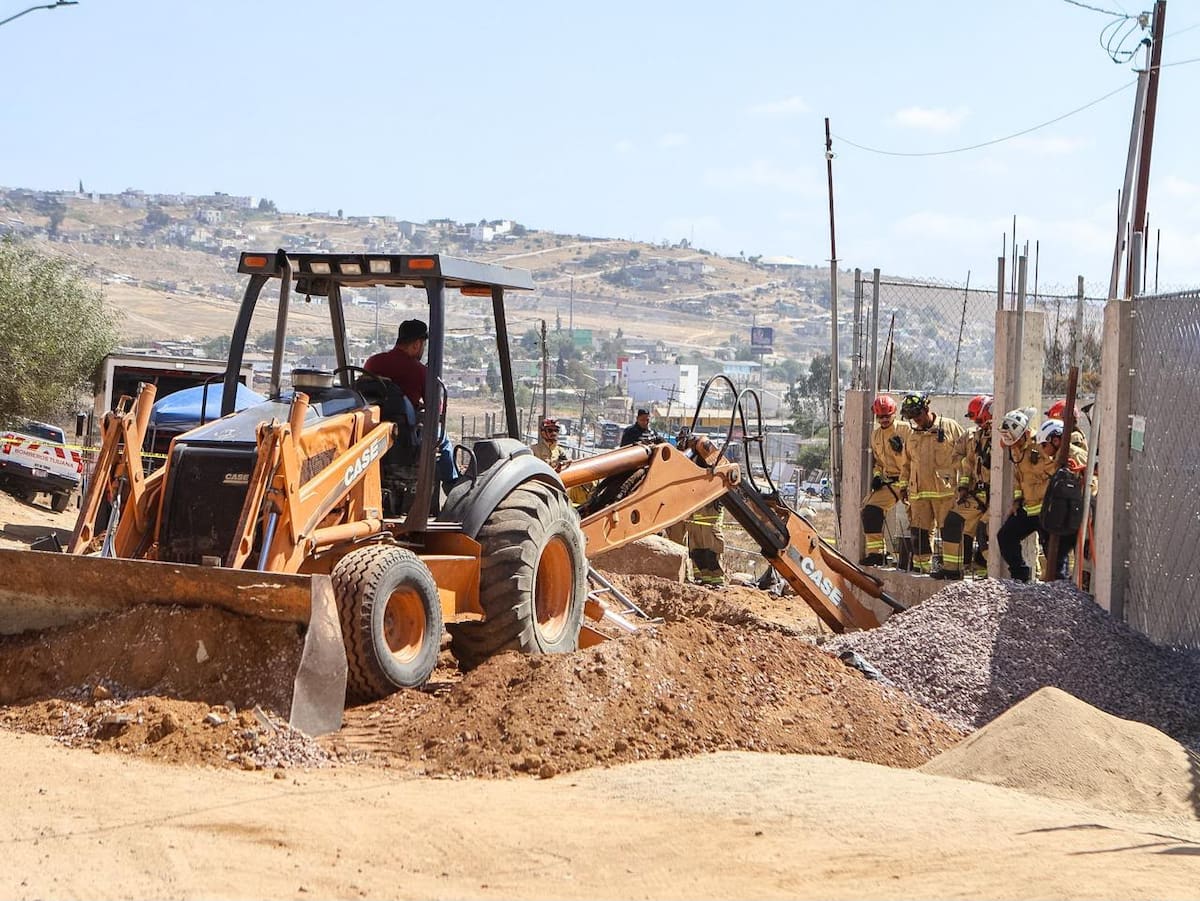 El colapso de un talud en una obra de la carretera Antigua Tijuana-Tecate dejó a un trabajador atrapado; Bomberos mantiene un operativo especializado de rescate.
Foto: Border Zoom