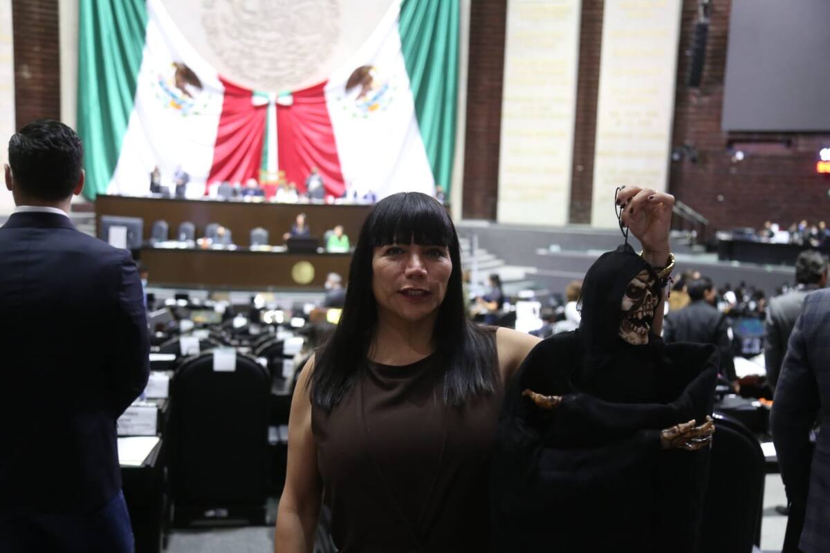 Acusan de "Bruja" a diputada tras mostrar una calavera durante sesión