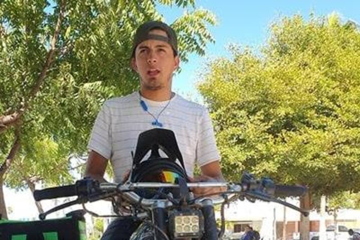 Con su moto y su gran corazón, busca defender a mujeres y niños en peligro