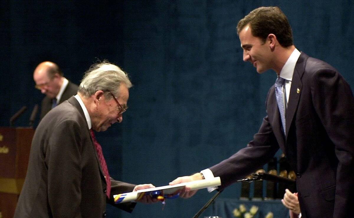 Spain's Prince of Asturias, right, Prince Felipe, gives U.S. essayist and critic George Steiner the Prince of Asturias Prize for Communications in Oviedo, northern Spain, Friday, Oct. 26, 2001. (AP Photo/EFE, Alberto Morante) *SPAIN OUT*