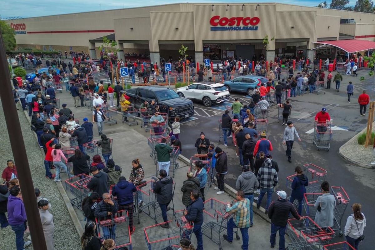 Bollitos y postres provocan largas filas en Costco previo a Navidad
