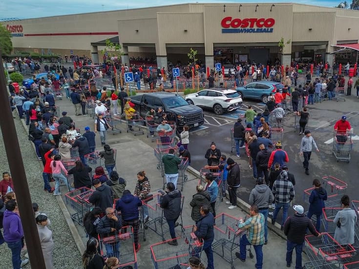 Bollitos y postres provocan largas filas en Costco previo a Navidad