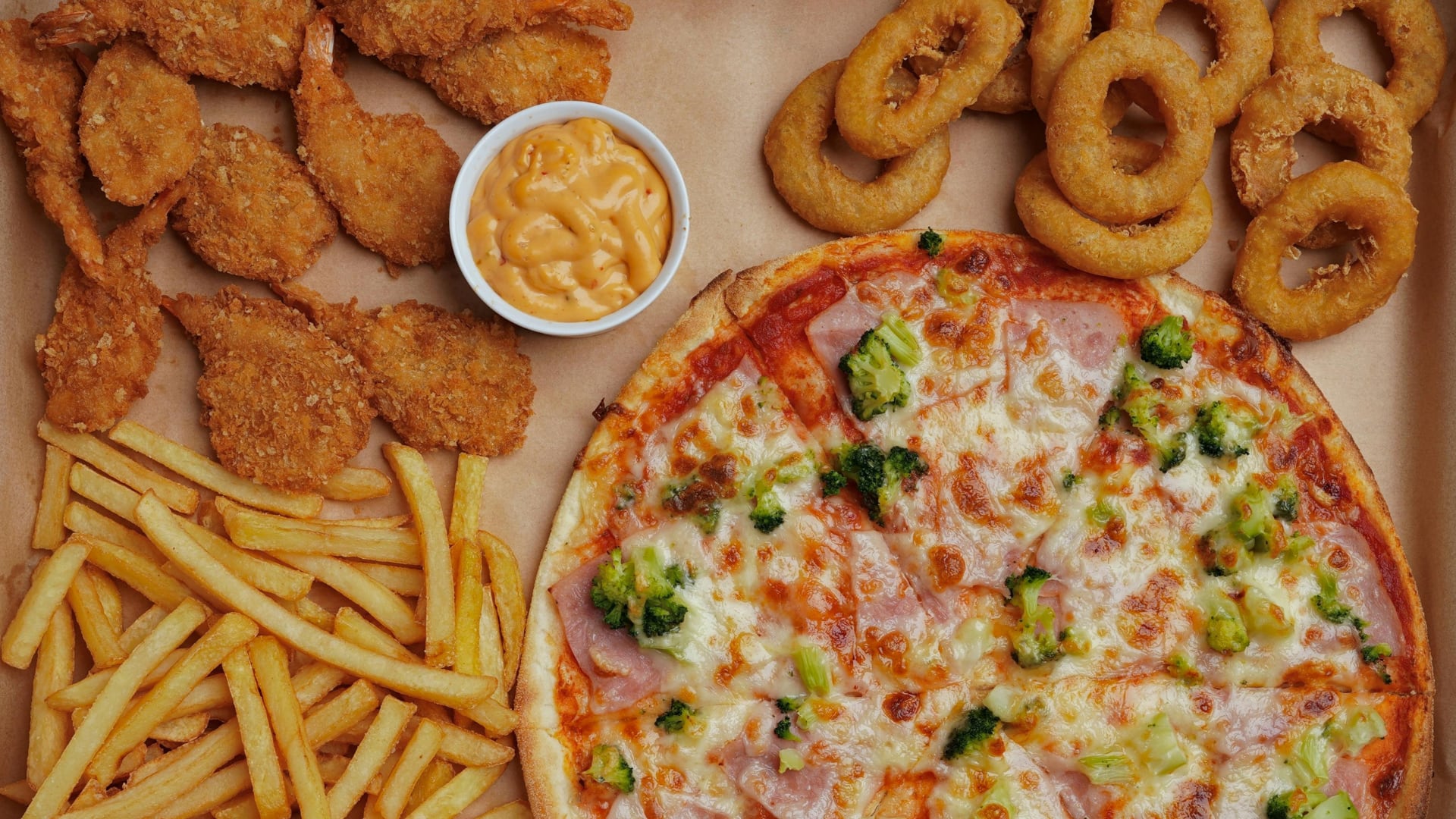 Consumir comida rápida todos los días se asocia con aumento de peso, obesidad, diabetes tipo 2, enfermedades cardiovasculares, deficiencias nutricionales, afectaciones a la salud mental y menor esperanza de vida.| Foto: Canva