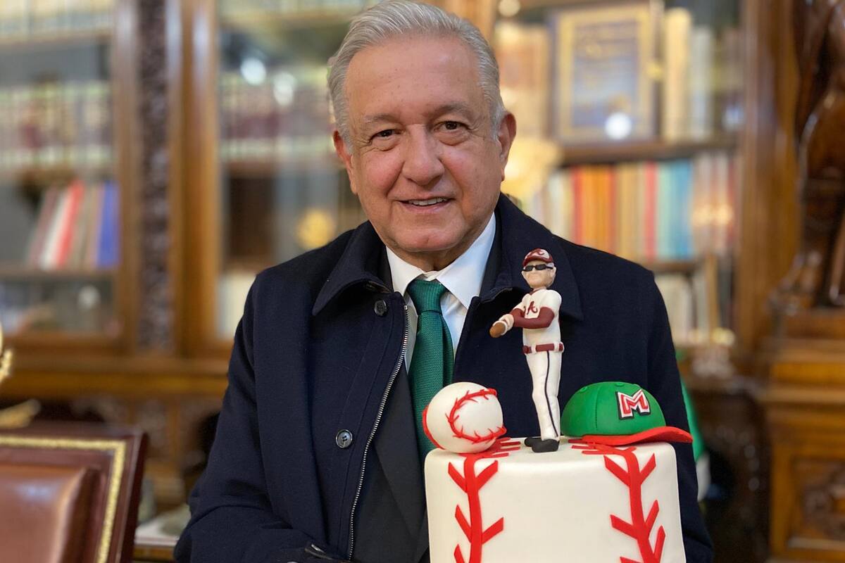 Regalan a AMLO pastel de beisbol con su propia figura