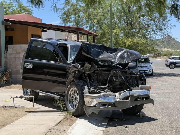 Choque frontal deja una persona lesionada en Haciendas del Sur