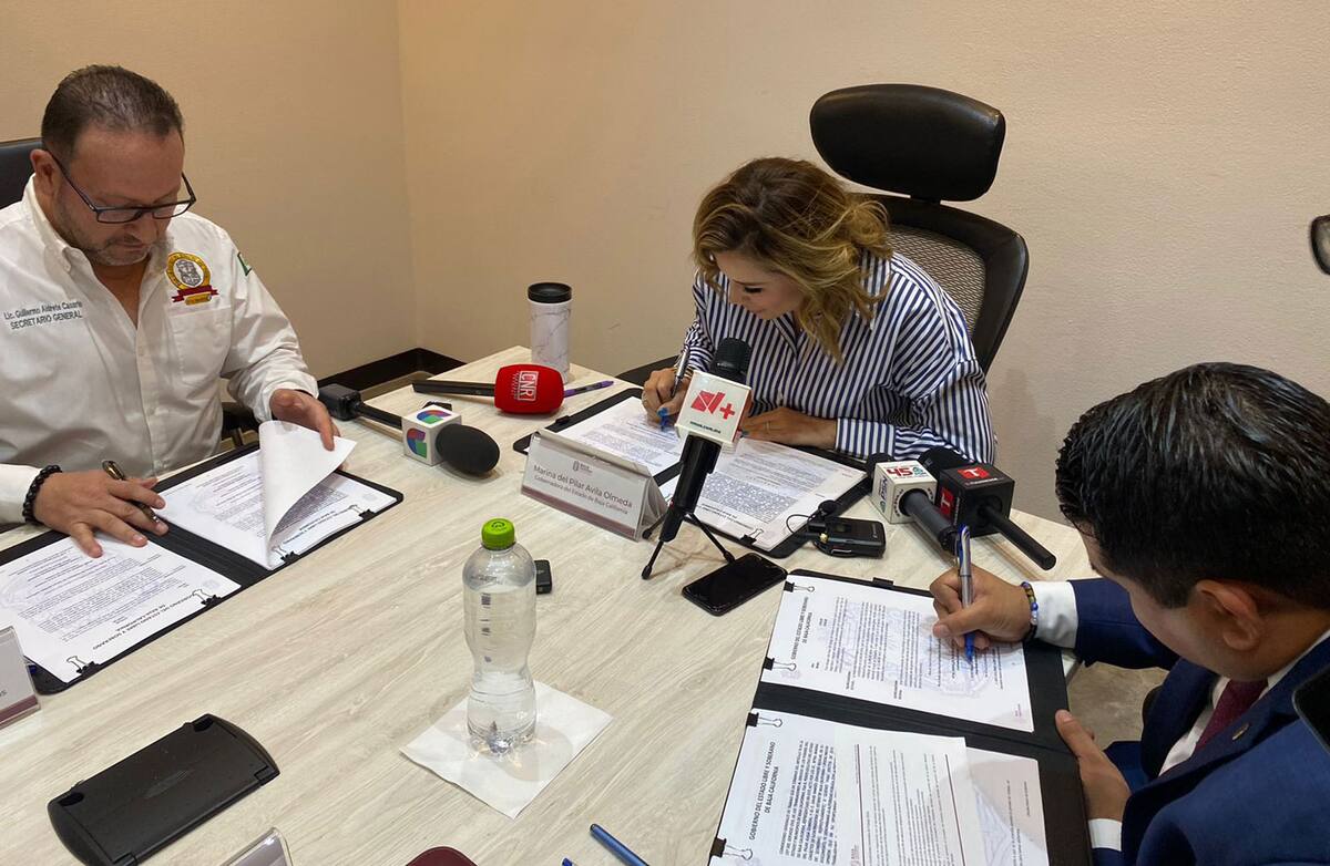 Firma de convenio entre el Gobierno del Estado y el Sindicato de Burócratas.