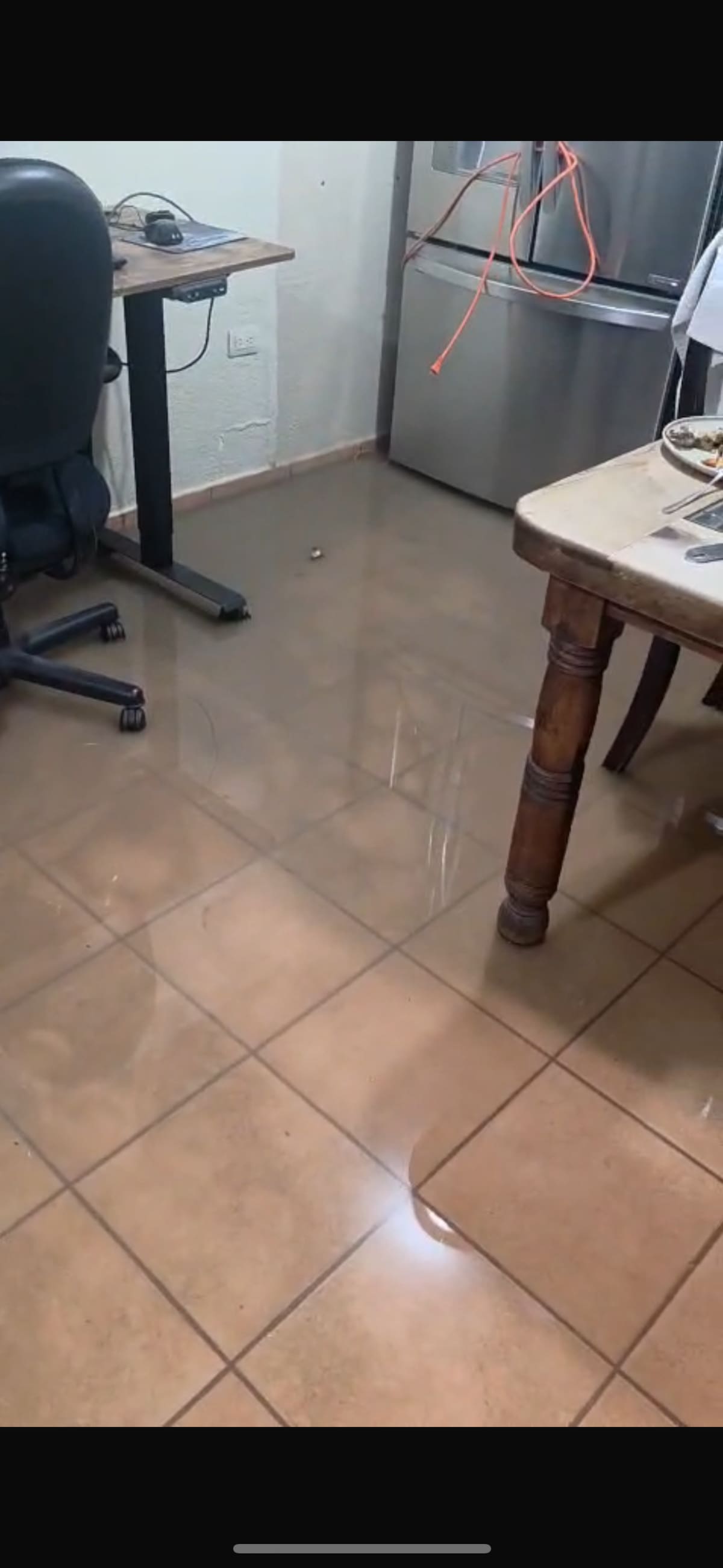 Una vecina del fraccionamiento Vista Bella, en la delegación Pórticos de San Antonio, solicitó apoyo urgente al ayuntamiento para retirar lodo que ingresó a varias viviendas tras las lluvias registradas en la ciudad. Foto: Cortesía