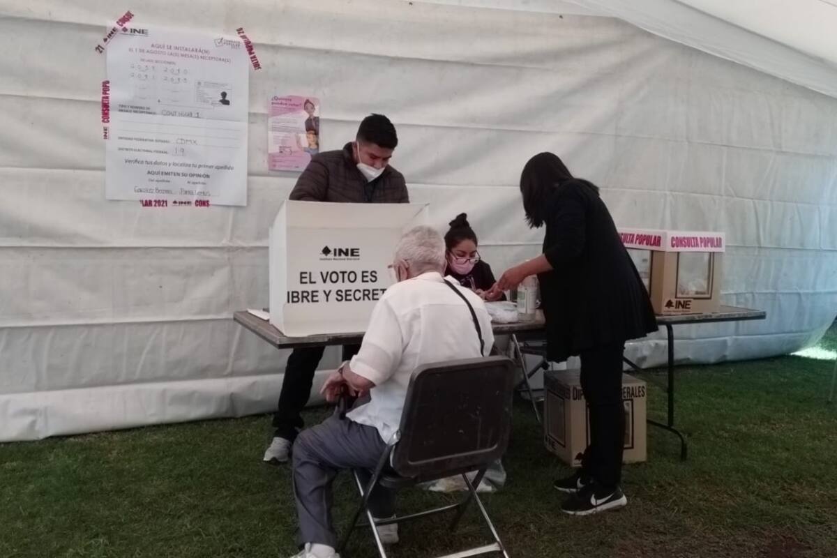 Hombre de 80 años vota en Consulta Popular: “Me gustaría ver en la cárcel a Calderón por lo muertitos que nos dejó”