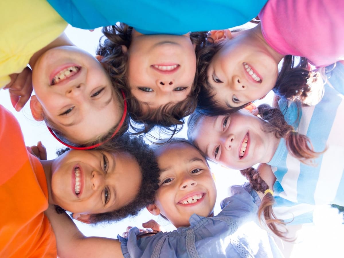 La Generación Alpha agrupa a niñas, niños y adolescentes nacidos entre 2010 y 2025, considerados los primeros en crecer totalmente inmersos en entornos digitales. | Crédito: Canva