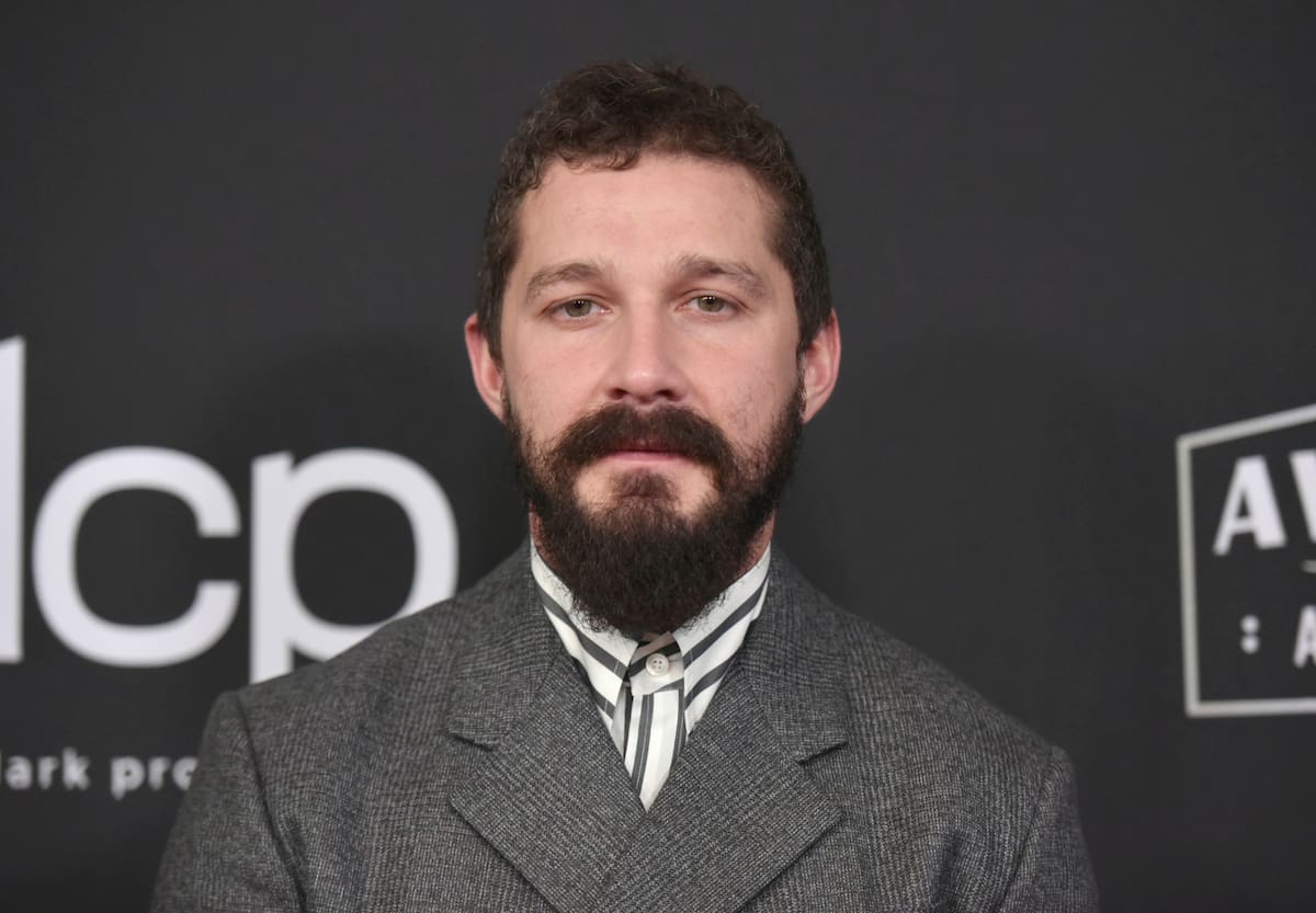 ARCHIVO – En esta fotografía de archivo del 3 de noviembre de 2019 Shia LaBeouf llega a la 23a edición de Hollywood Film Awards en el Hotel Beverly Hilton en Beverly Hills, California. LaBeouf, de 34 años, fue acusado el 24 de septiembre de 2020 de delitos menores por agresión y robo tras una pelea con un hombre llamado Tyler Murphy al que le quitó su sombrero el 12 de junio. Los delitos están mencionados en una denuncia del fiscal de Los Angeles obtenida por The Associated Press el 1 de octubre de 2020. (Foto Richard Shotwell/Invision/AP, archivo)