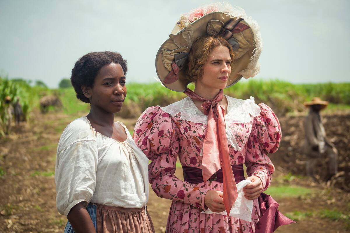 En esta imagen proporcionada por PBS Tamara Lawrance, izquierda, y Hayley Atwell en una escena de la miniserie "The Long Song" que se estrena el 31 de enero en "Masterpiece". (Carlos Rodriguez/Heyday Television-PBS via AP)
