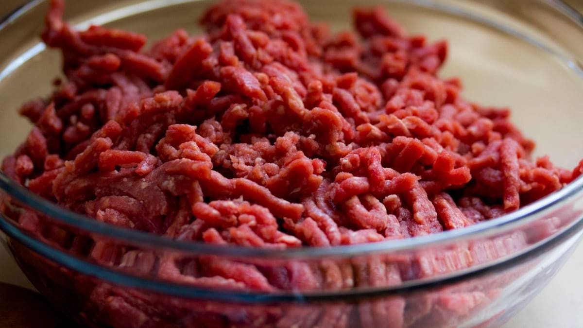 ¿Conviene enjuagar la carne molida cocida? Esto es lo que realmente disminuye la grasa y cómo afecta las calorías y nutrientes de tu comida diaria