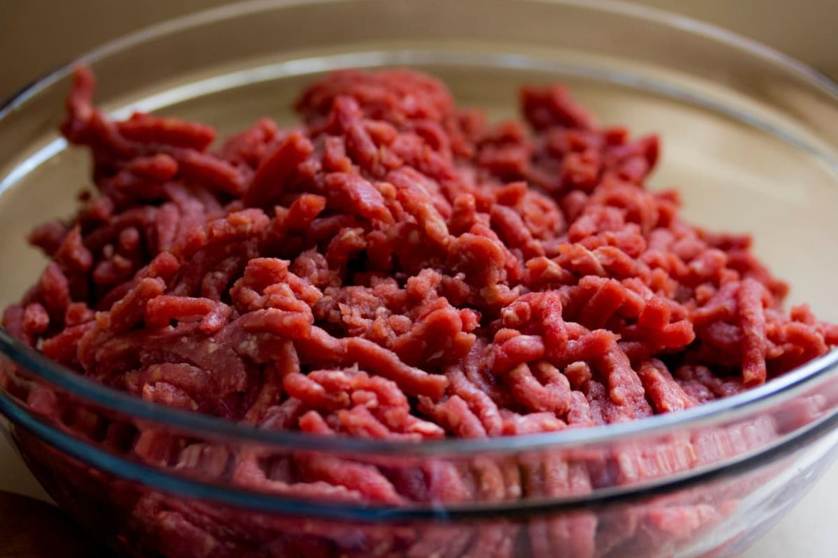 ¿Conviene enjuagar la carne molida cocida? Esto es lo que realmente disminuye la grasa y cómo afecta las calorías y nutrientes de tu comida diaria