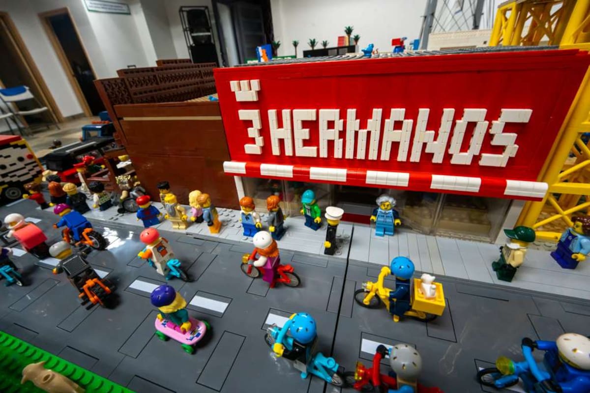 Una exhibición inspirada en los lugares más emblemáticos de Tijuana sorprendió a visitantes con réplicas hechas de LEGO para conmemorar el aniversario de la ciudad.
Fotos: Border Zoom.