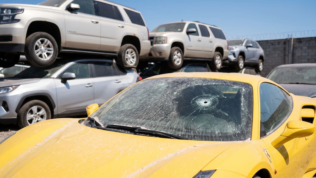 Más de 2 mil 500 vehículos baleados e incendiados acumulan polvo en la pensión vehicular de la Fiscalía de Sinaloa como testigo silencioso de casi dos años de guerra entre Los Chapitos y La Mayiza que ha dejado más de 2 mil muertos y 75 agentes asesinados