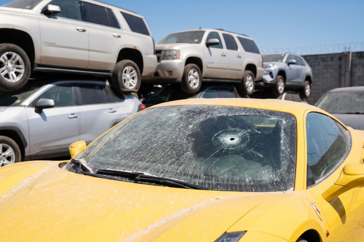 Más de 2 mil 500 vehículos baleados e incendiados acumulan polvo en la pensión vehicular de la Fiscalía de Sinaloa como testigo silencioso de casi dos años de guerra entre Los Chapitos y La Mayiza que ha dejado más de 2 mil muertos y 75 agentes asesinados