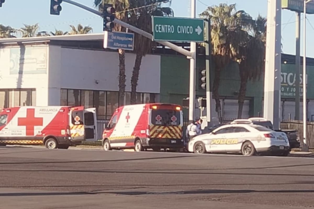 Choca contra semáforo y queda lesionado en el Centro Cívico