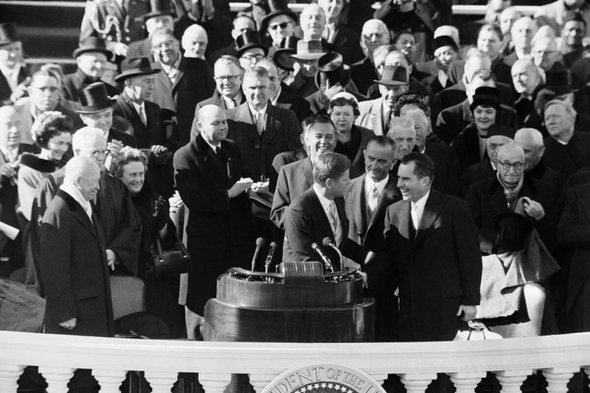 Richard Nixon le da la mano a John F. Kennedy en su investidura presidencial ocurrida el 20 de enero de 1961. | Crédito: AP