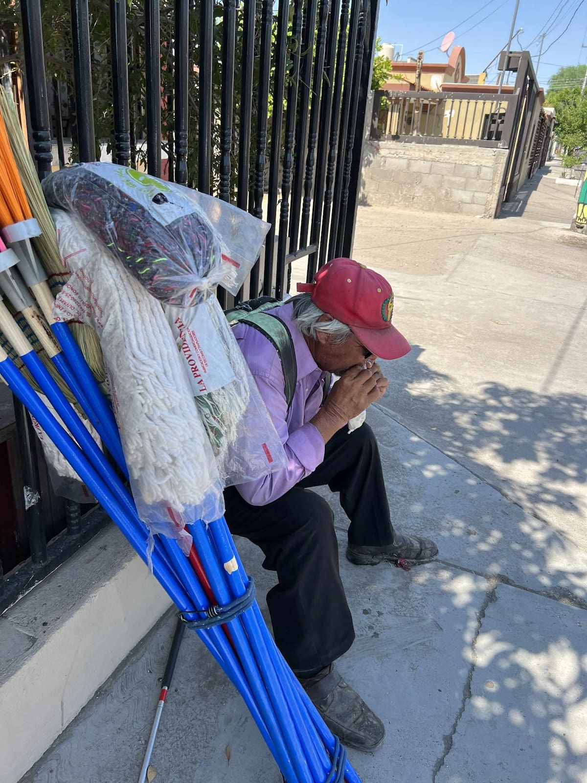 José Vera Tinoco, de 69 años, tiene discapacidad visual con pérdida total de la vista.
Todos los días recorre la colonia Olivares vendiendo escobas, trapeadores y recogedores, guiándose únicamente con su bastón.
Caminar por las calles representa un gran reto para él, pero sigue esforzándose por ganarse la vida con dignidad / Julio Clark