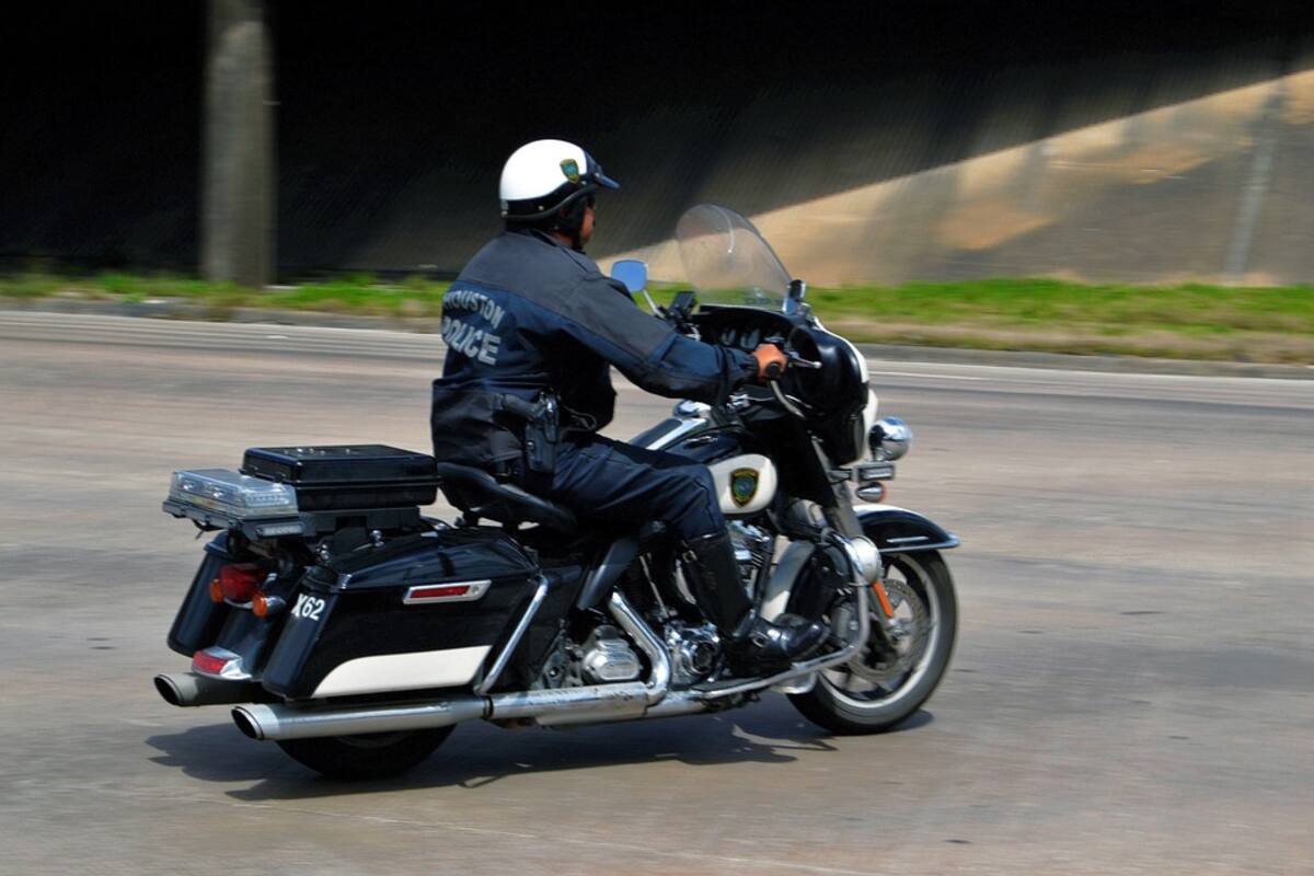 Sujeto desarma a dos policías