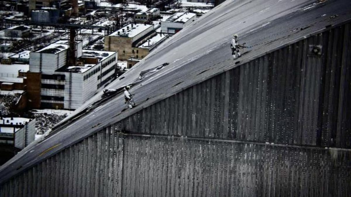 Bomberos de Chernóbil trabajaron en turnos de 30 minutos para contener el incendio tras el ataque con dron al reactor 4; reparar la cubierta costará al menos 500 millones de euros