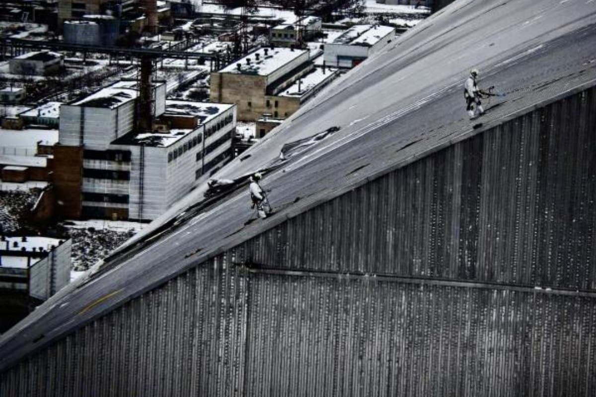 Bomberos de Chernóbil trabajaron en turnos de 30 minutos para contener el incendio tras el ataque con dron al reactor 4; reparar la cubierta costará al menos 500 millones de euros
