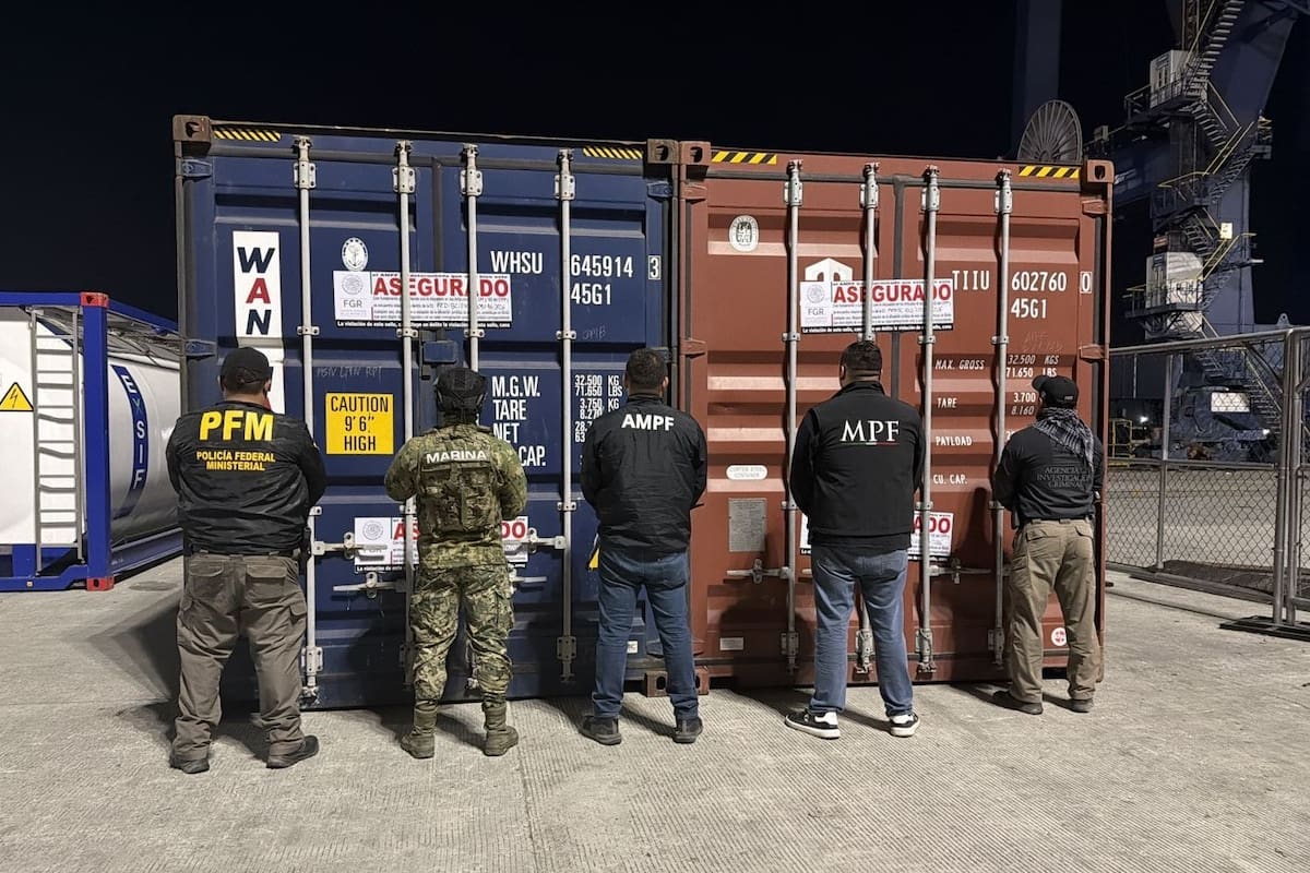 Aseguran autos de lujo con reporte de robo en recinto portuario de Ensenada