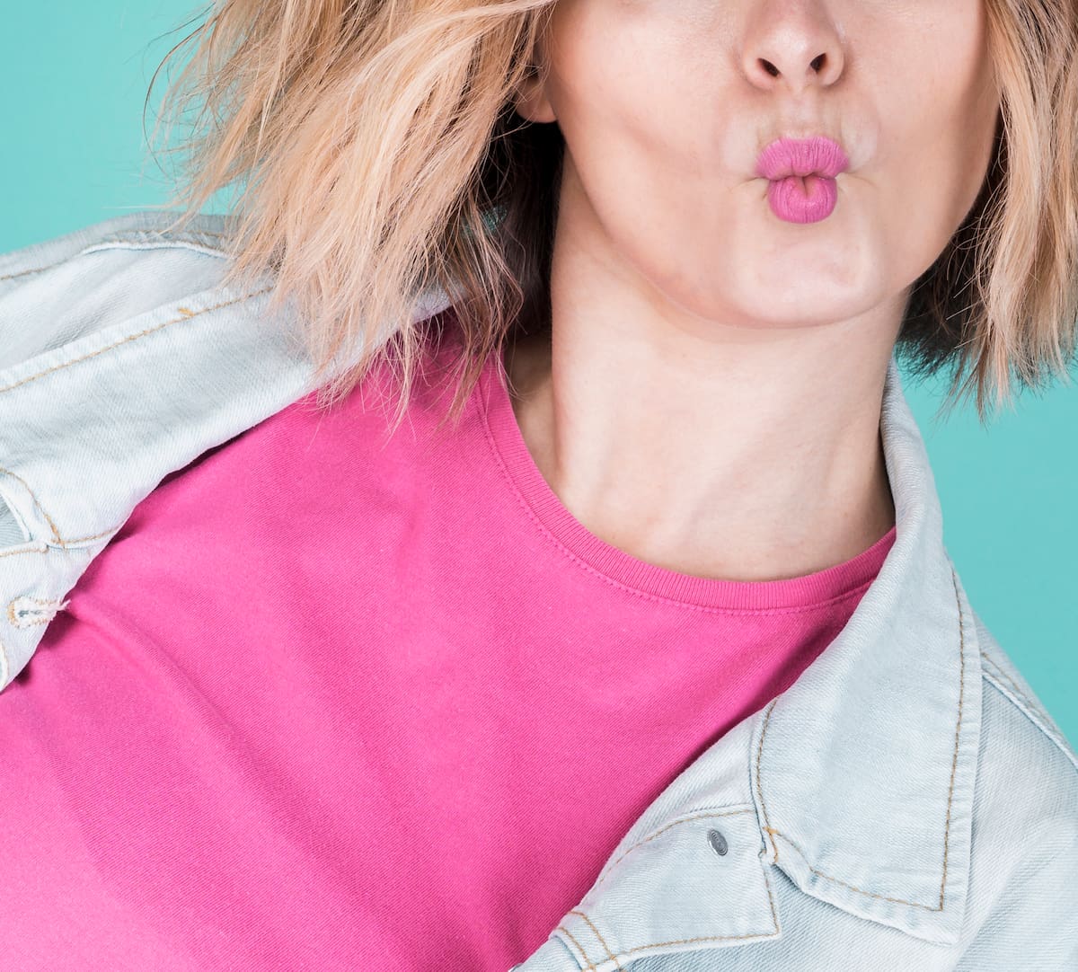 Este rosa deja atrás la estética romántica tradicional | Foto: Freepik