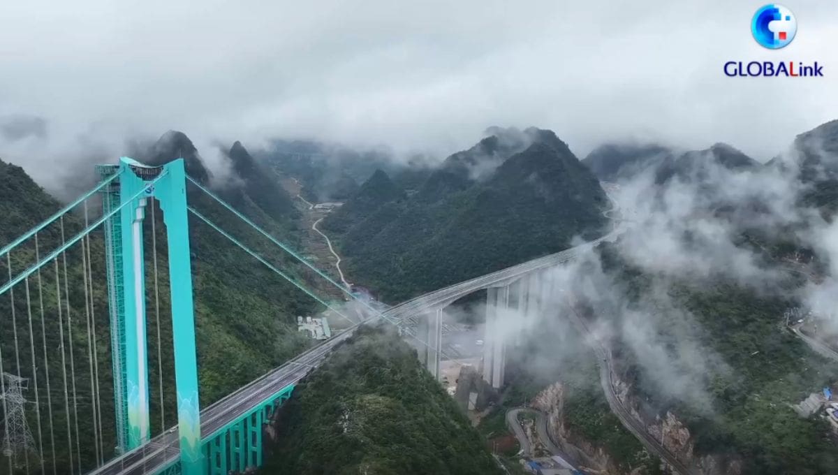 GUIYANG, 28 sep, El puente más alto del mundo abrió al tráfico la mañana de hoy domingo luego de tres años de construcción en la provincia suroccidental china de Guizhou | Xinhua