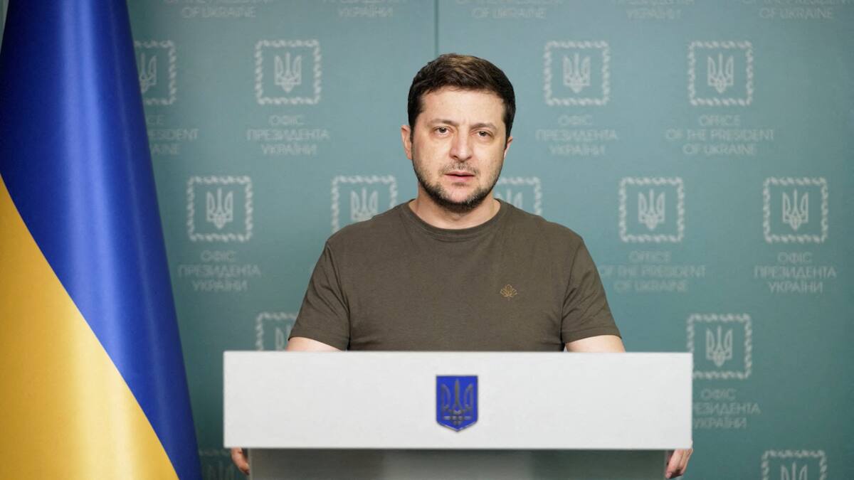 FOTO DE ARCHIVO: El presidente ucraniano, Volodymyr Zelenskiy, hace un llamamiento a los rusos para que organicen protestas por la toma por parte de las fuerzas rusas de la central nuclear de Zaporiyia, la mayor de Europa, durante un discurso desde Kiev, Ucrania, el 4 de marzo de 2022, en esta imagen fija de vídeo. Cortesía del Servicio de Prensa Presidencial de Ucrania/Handout vía REUTERS/File Photo