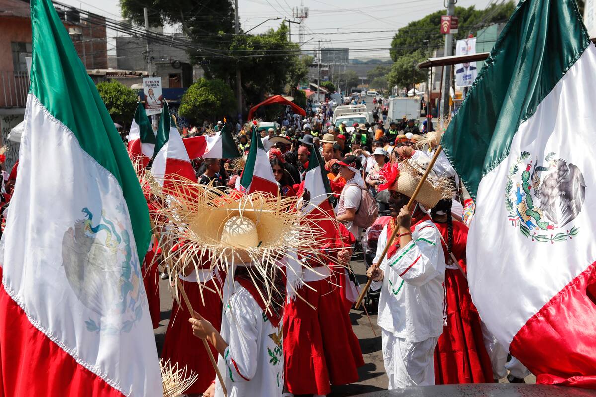 Personas participan en un desfile para recordar la batalla del 5 de mayo este domingo, en la Ciudad de México (México). EFE/ Mario Guzmán