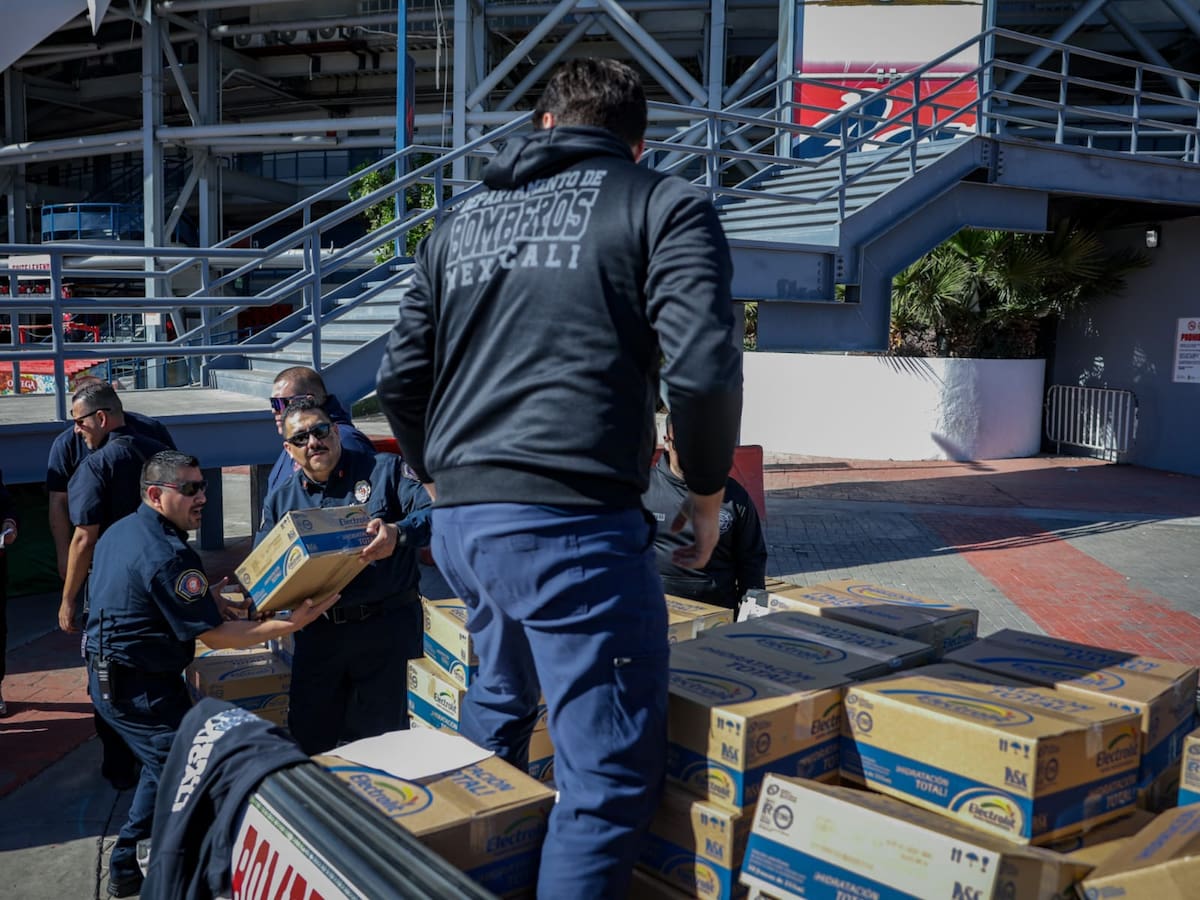 Una gran cantidad de cajas de suero fueron donadas por el Club Águilas de Mexicali a diversos cuerpos de emergencia, entre ellos grupos de búsqueda, corporaciones de rescate y el Heroico Cuerpo de Bomberos. Foto: Javier Gallegos