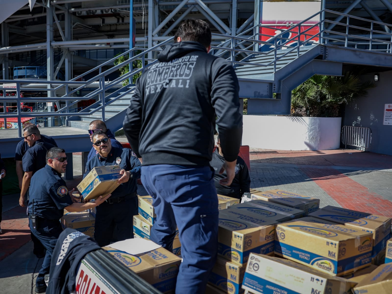Una gran cantidad de cajas de suero fueron donadas por el Club Águilas de Mexicali a diversos cuerpos de emergencia, entre ellos grupos de búsqueda, corporaciones de rescate y el Heroico Cuerpo de Bomberos. Foto: Javier Gallegos